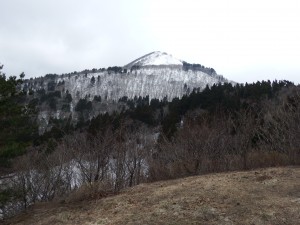 標高７６０ｍの組上は気温４℃、高い山の奥に金剛山