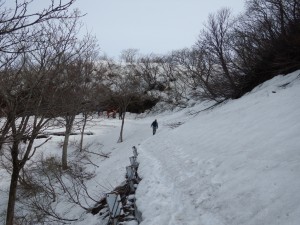 ドンデン山荘　８：１０出発　佐渡縦貫線は除雪はされていません。