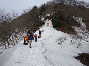 アオネバ十字路の様子、中央奥が登山道です。急なためロープが取り付けられました。