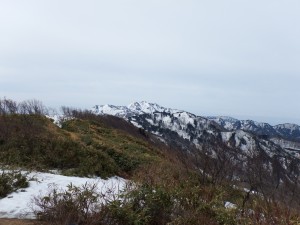 マトネ山頂から金北山を望む