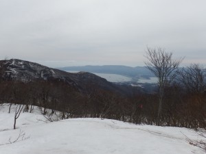 9：25　マトネ頂上到着　ドンデン・両津湾を望む