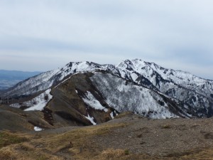 真砂の峰より金北山を望む。