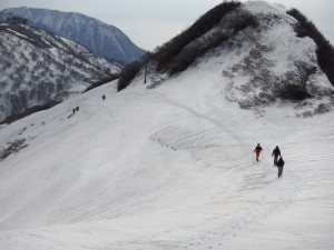 金北山から約３００付近の防衛省管理道路は除雪がされておりません。十分注意してください。