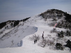 赤の矢印が残雪期ルートです。（夏道は残雪に覆われ通行不可）