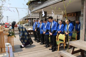 好天に恵まれドンデン山荘のテラスで行われました。