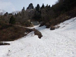 佐渡縦貫線からドンデン池方面への入口