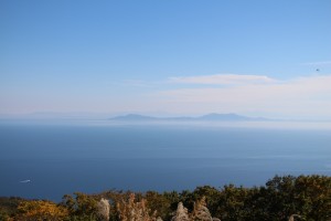 弥彦山・角田山さらに奥には越後の山々が望めます。