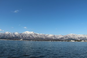 加茂湖から大佐渡山脈を望む