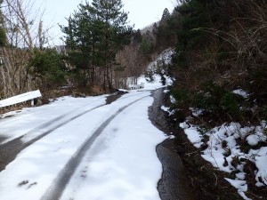 登山口まであと５００ｍ付近には残雪があります。