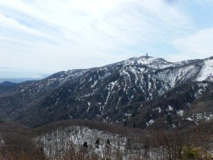 神子岩から妙見山、交流センター白雲台を望む