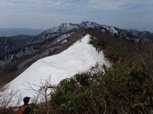 蜀台禿、奥に金北山