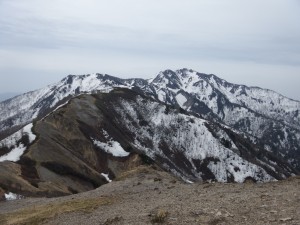 真砂の峰より金北山を望む