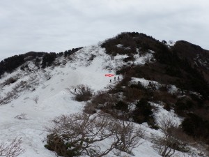 残雪期登山ルートを利用ください。ピンクテープを確認ください。