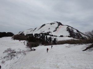 登りきると金北東斜面が現れます。赤線位置にロープがかけられています。