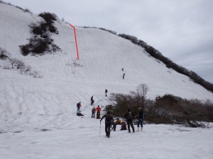 あやめ池を過ぎ、この斜面を登ります。