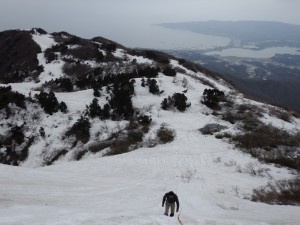 ゆっくりと登り、左へお進みください。金北山山頂はもうすぐです。