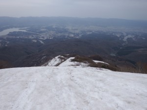 登山道は雪の下