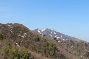 交流センター白雲台から見る金北山